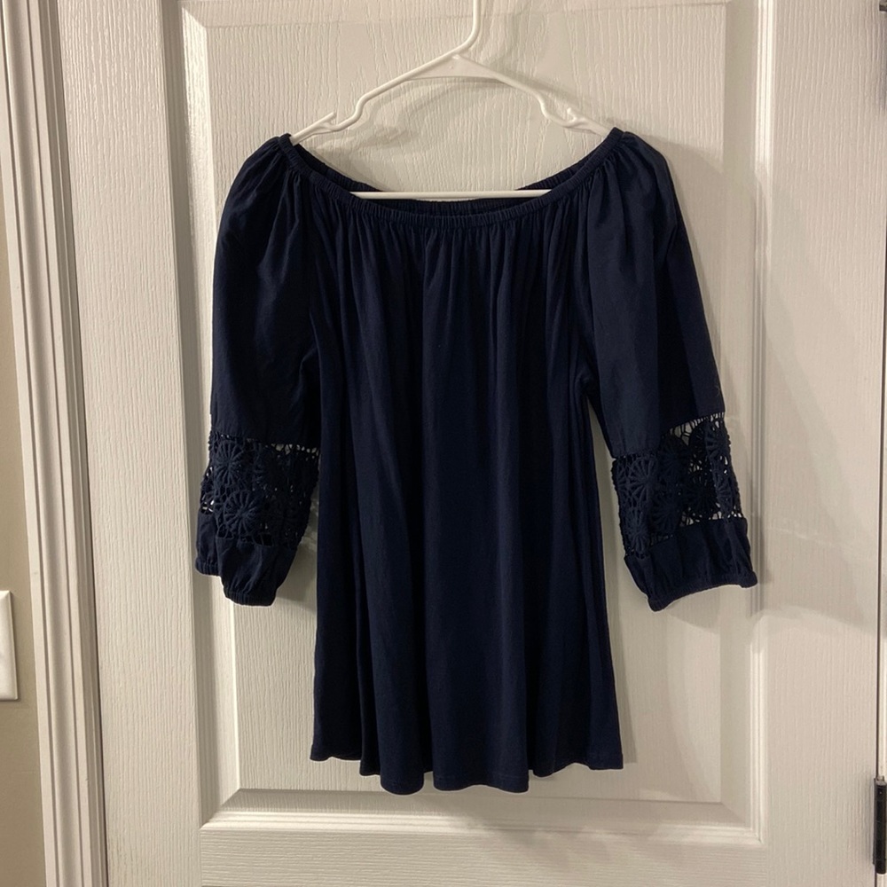 Women’s Navy Cute Top Size Medium with nice sleeve details. Great Condition.